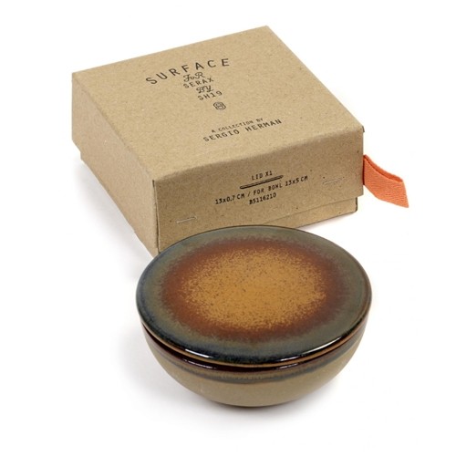 BOL DE SERVICE ET COUVERCLE DIAM. 13CM. SURFACE BRUN ROUILLE PAR SERGIO HERMAN SERAX