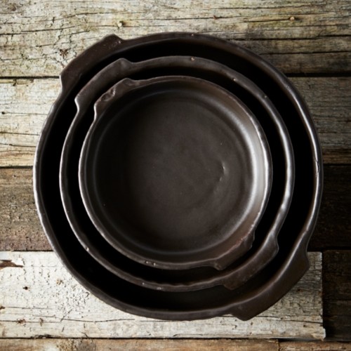 PLAT A FOUR ROND S DIAM. 16 CM. HGT. 4CM. COULEUR NOIR PUR PAR PASCALE NAESSENS SERAX