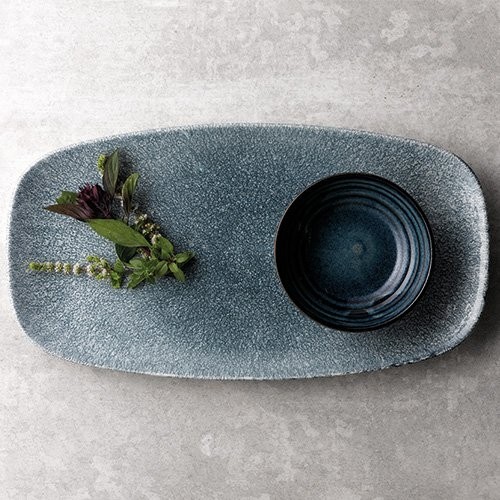 ASSIETTE CHEF RECTANGULAIRE RAKU COULEUR BLEU TOPAZE DIM. 35.5X18.9CM. CHURCHILL